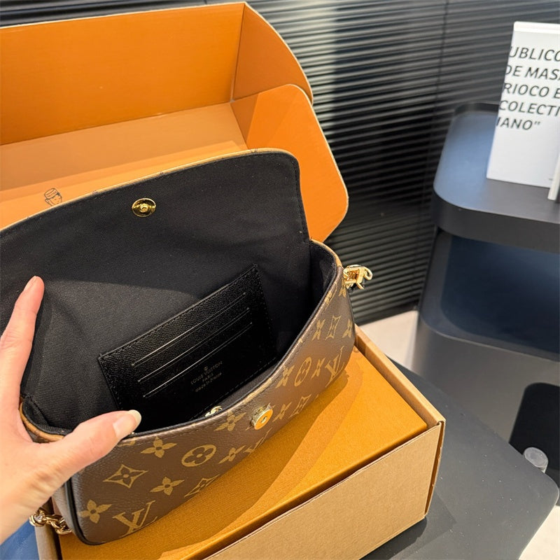 Elegant genuine leather crossbody bag With chain
