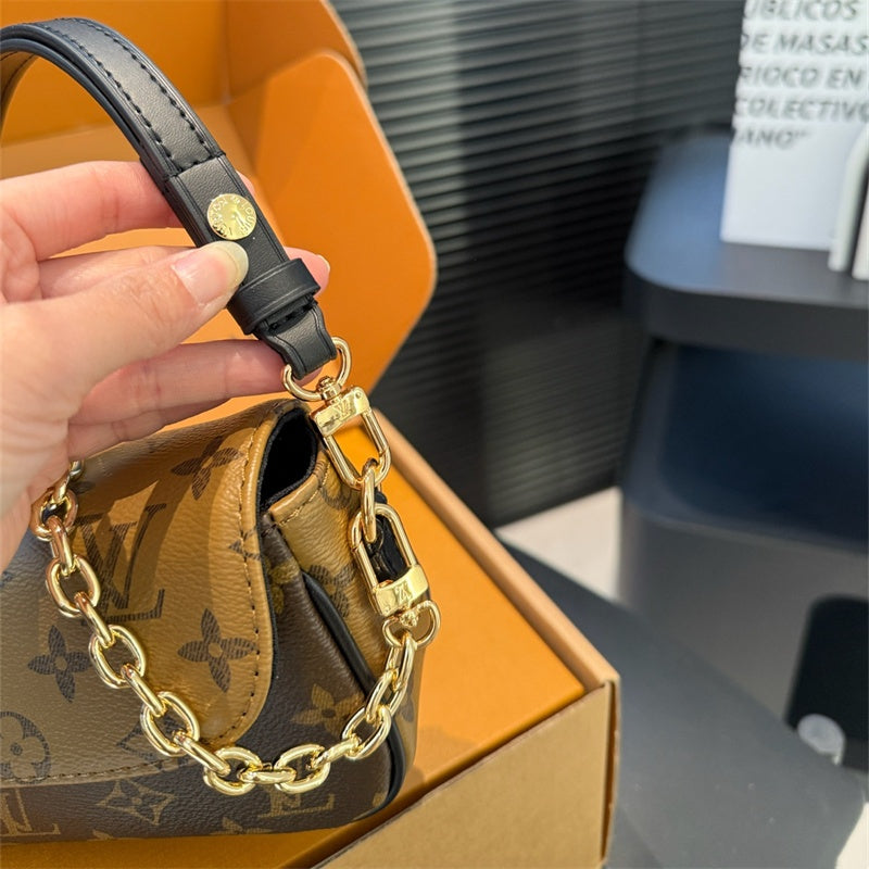 Elegant genuine leather crossbody bag With chain