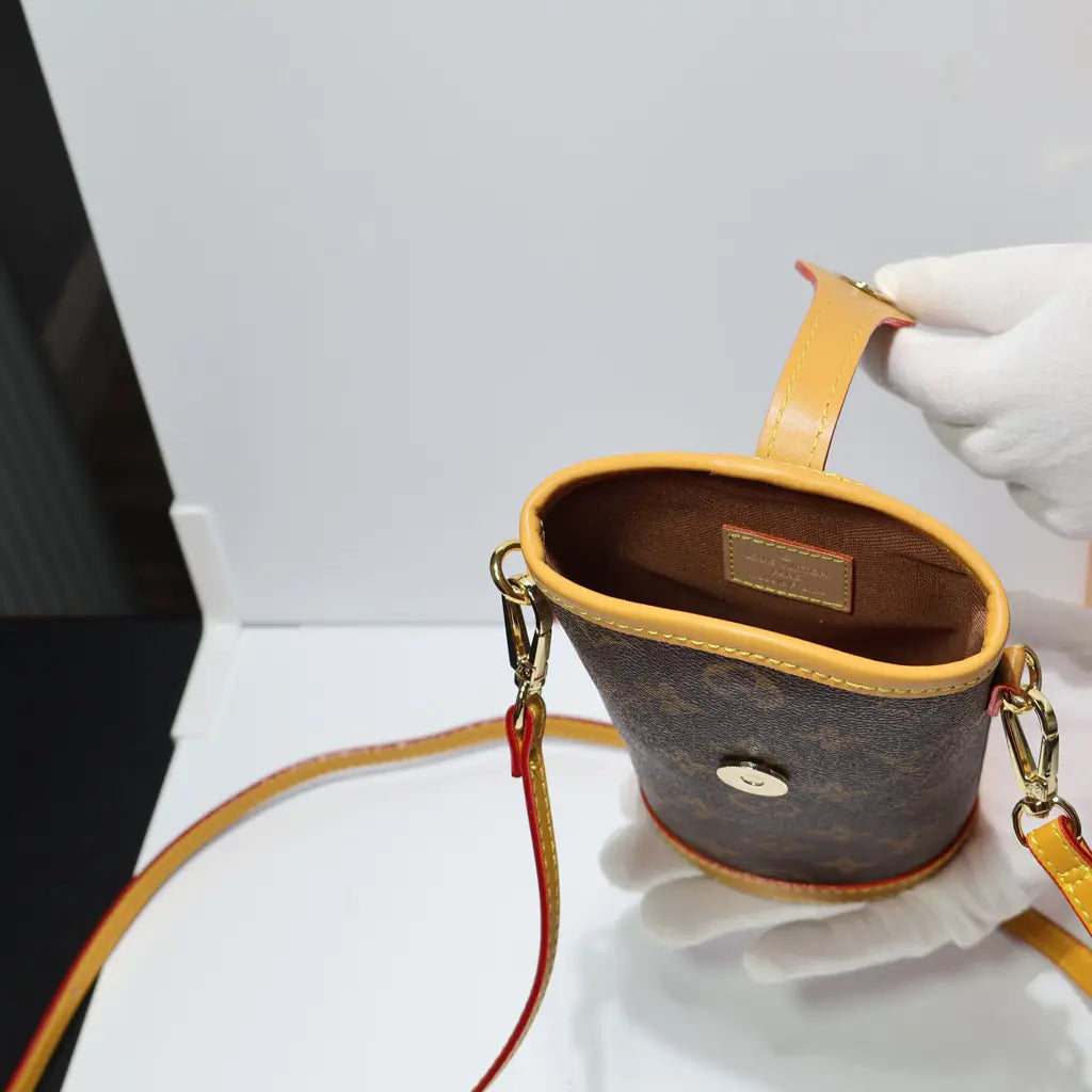 Luxury Louis Vuitton Pouch Crossbody Bag